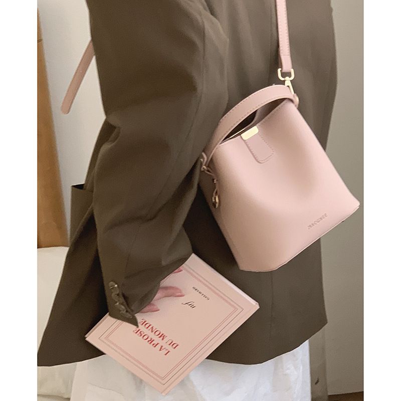 Mujeres Cuero Sintético Color Sólido Elegante Hebilla Magnética Bolso Cubo