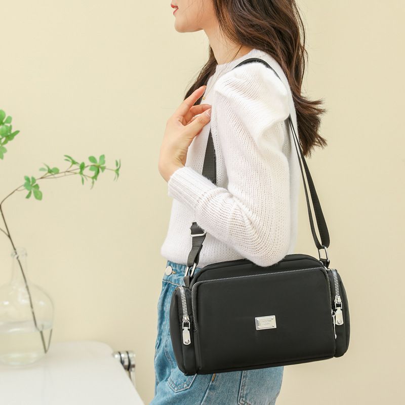 Women's Medium Nylon Solid Color Basic Zipper Shoulder Bag