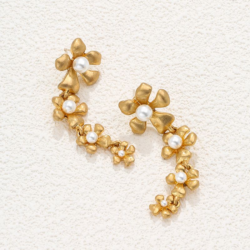 1 Paire Style Simple Style Classique Fleur Placage Perle D'Imitation Alliage Plaqué Or Boucles D'oreilles