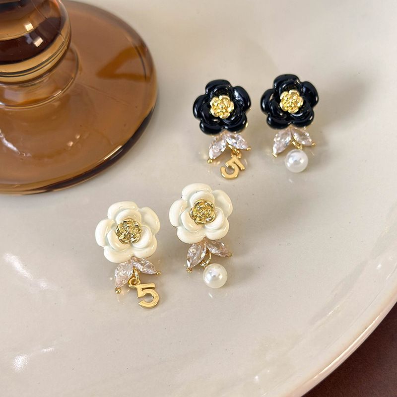 1 Paire Style Simple Style Classique Fleur Placage Incruster Le Cuivre Zircon Plaqué Or Boucles D'oreilles