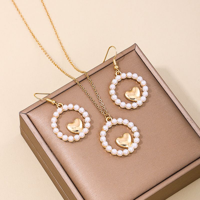 Estilo IG Estilo Simple Forma De Corazón Aleación De Zinc Ahuecar Embutido Perlas Artificiales Mujeres Conjunto De Joyas