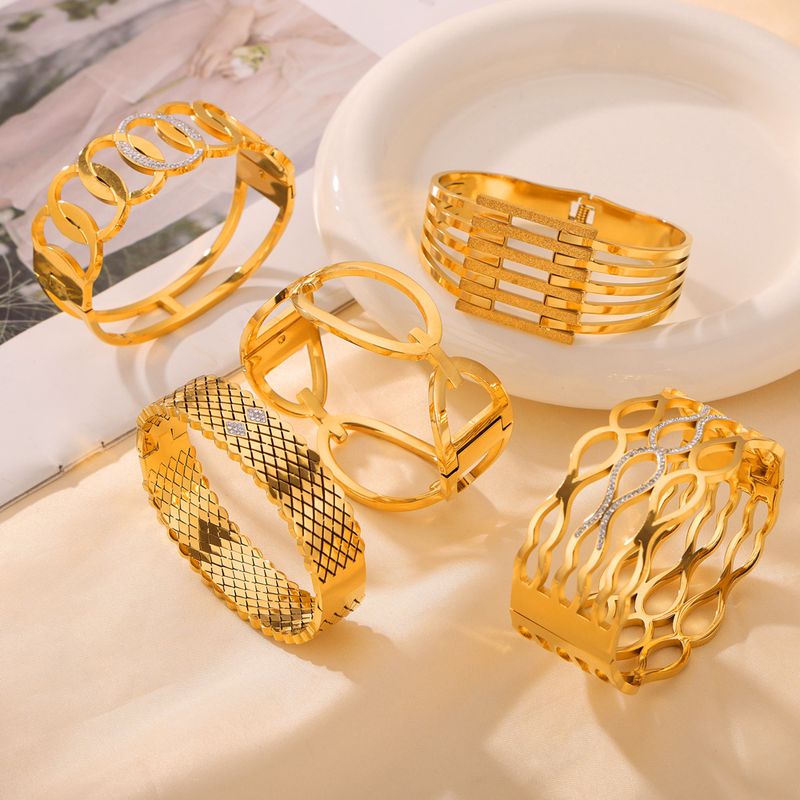 Acero Titanio Chapados en oro de 18k Casual Elegante Estilo Simple Ahuecar Embutido Color Sólido Diamantes De Imitación Brazalete