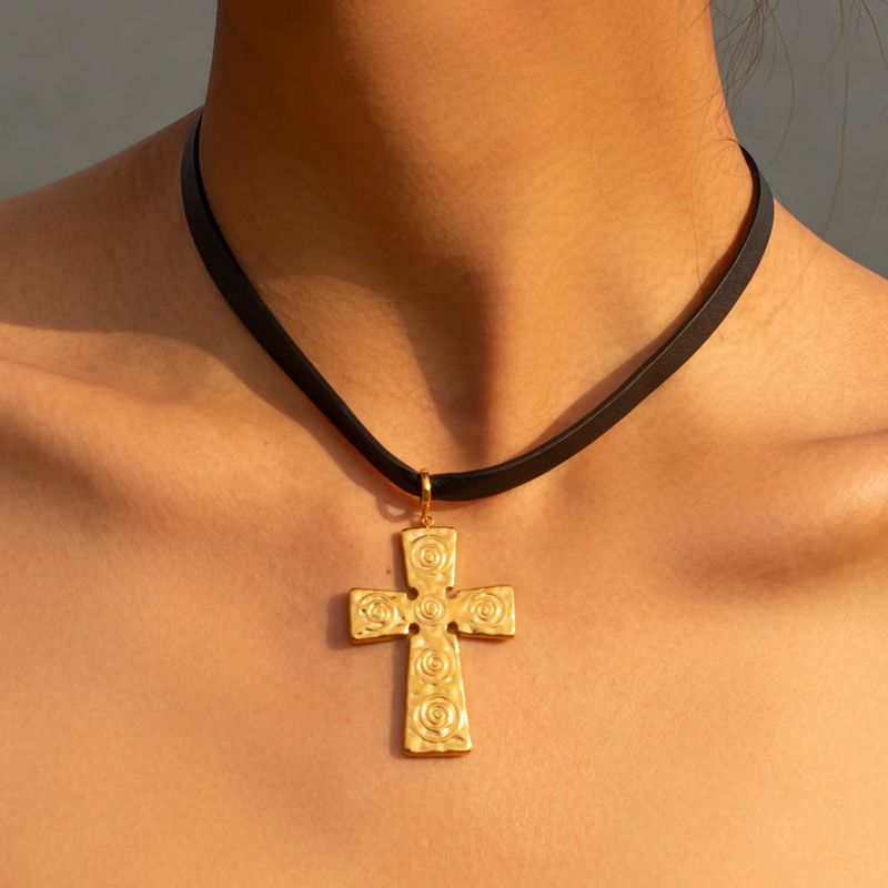 IG-Stil Einfacher Stil Kreuzen Edelstahl 304 Lederseil 18 Karat Vergoldet Frau Halskette Mit Anhänger