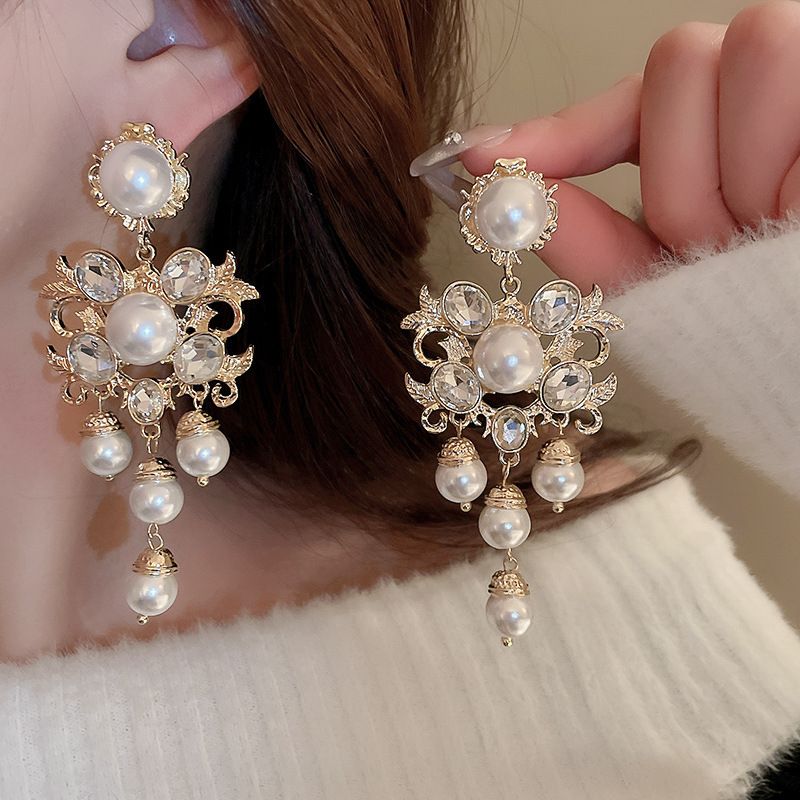 1 Paire Élégant Dame Style Classique Fleur Incruster Alliage De Zinc Perles Artificielles Strass Boucles D'oreilles