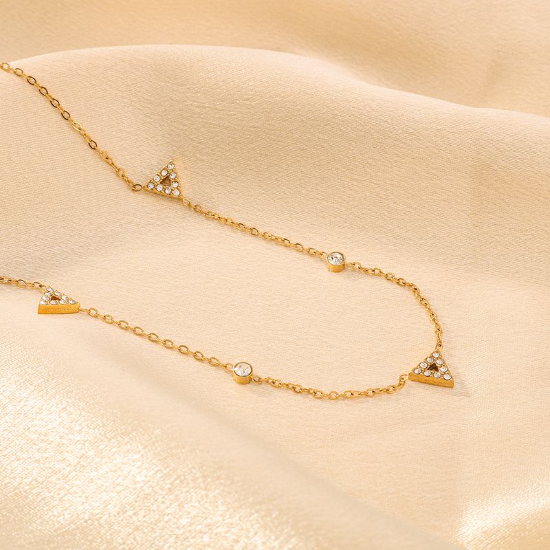 Edelstahl 304 18 Karat Vergoldet Romantisch Einfacher Stil Glänzend Aushöhlen Inlay Dreieck Strasssteine Halskette