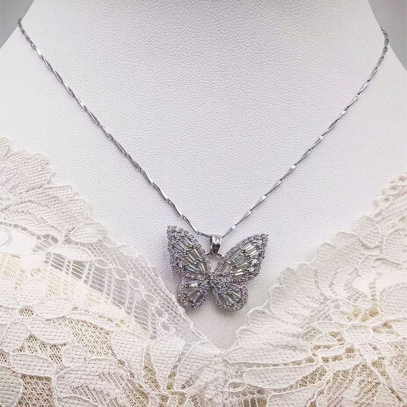 Großhandel Schmuck Einfacher Stil Klassischer Stil Schmetterling Zinklegierung Zirkon Inlay Halskette Mit Anhänger