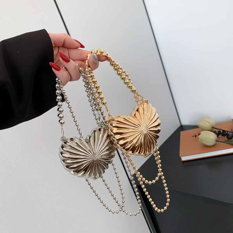 Women's Small Metal Solid Color Elegant Vintage Style Heart-shaped Clasp Frame Evening Bag