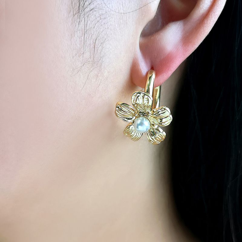 1 Paire Élégant Dame Style Classique Fleur Incruster Alliage De Zinc Perles Artificielles Boucles D'Oreilles