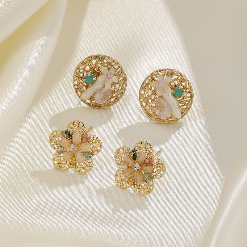 1 Pair Vacation Sweet Round Flower Hollow Out Inlay Baroque Pearls Copper Rhinestones Pearl 14K Gold Plated Ear Studs