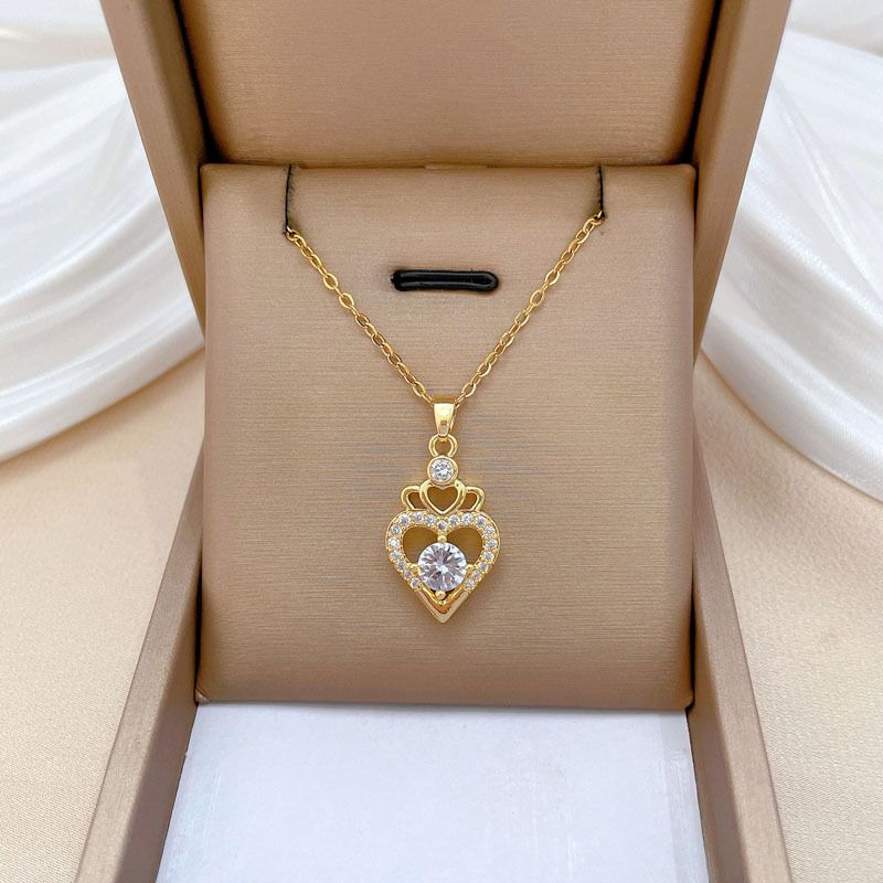 Wholesale Elegant Luxurious Heart Shape Crown Titanium Steel Copper Hollow Out Inlay Zircon Pendant Necklace