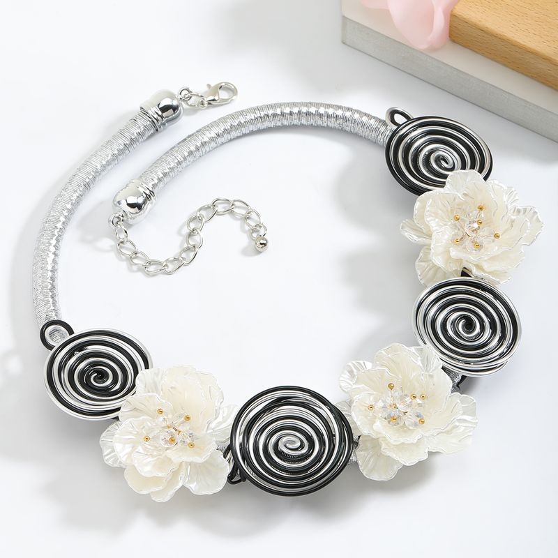 Großhandel Schmuck Elegant Klassischer Stil Blume Legierung Überzug Halskette