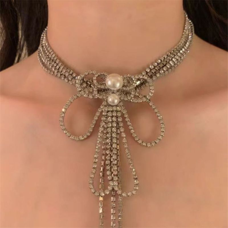Joyería Al Por Mayor Sexy Nudo De Lazo Arílico Diamante De Imitación Cobre Vidrio Plateado Embutido Collar Largo