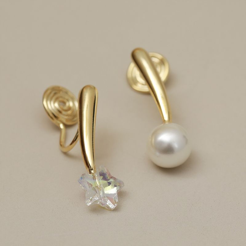 1 Paire Style Simple Style Classique Star Asymétrique Incruster Le Cuivre Cristal Perle Plaqué Or 18K Clips D'oreille