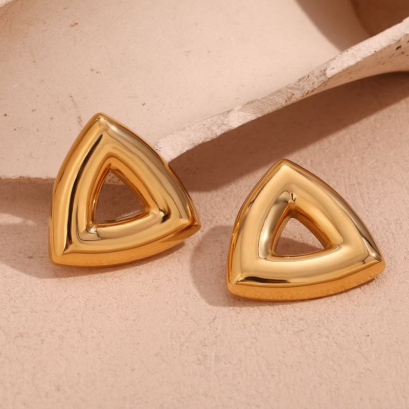 1 Paire Style Simple Style Classique Triangle Évider Acier Inoxydable Plaqué Or 18K Boucles D'Oreilles