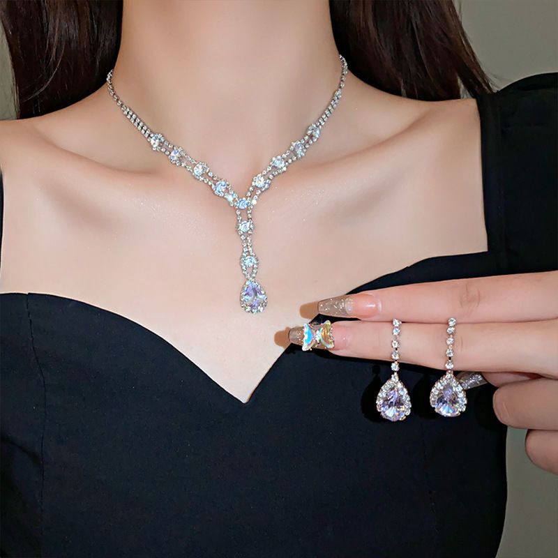 Elegante Señora Estilo Moderno Forma V Borla Rombo Aleación Diamante De Imitación Embutido Diamantes De Imitación Artificiales Mujeres Aretes Collar