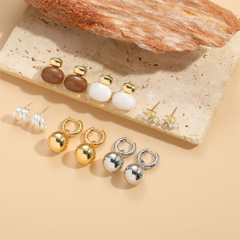 1 Paar Basic Moderner Stil Klassischer Stil Runden Inlay Kupfer Künstliche Perlen 14 Karat Vergoldet Reif Ohrringe Ohrstecker