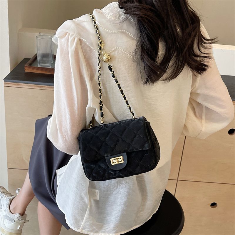 Women's Medium One Size Corduroy Solid Color Lingge Vintage Style Classic Style Sewing Thread Square Lock Clasp Crossbody Bag