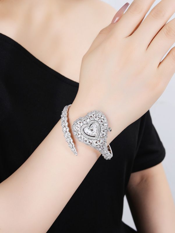 Feenhafter Stil Elegant Moderner Stil Herzform Offene Armbanduhr Elektronisch Frauen Uhren
