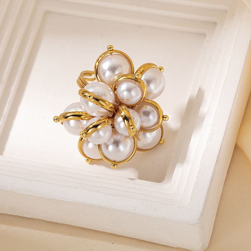 Élégant Dame Style Classique Fleur Acier Inoxydable 304 Plaqué Or Perles Artificielles Anneaux En Masse