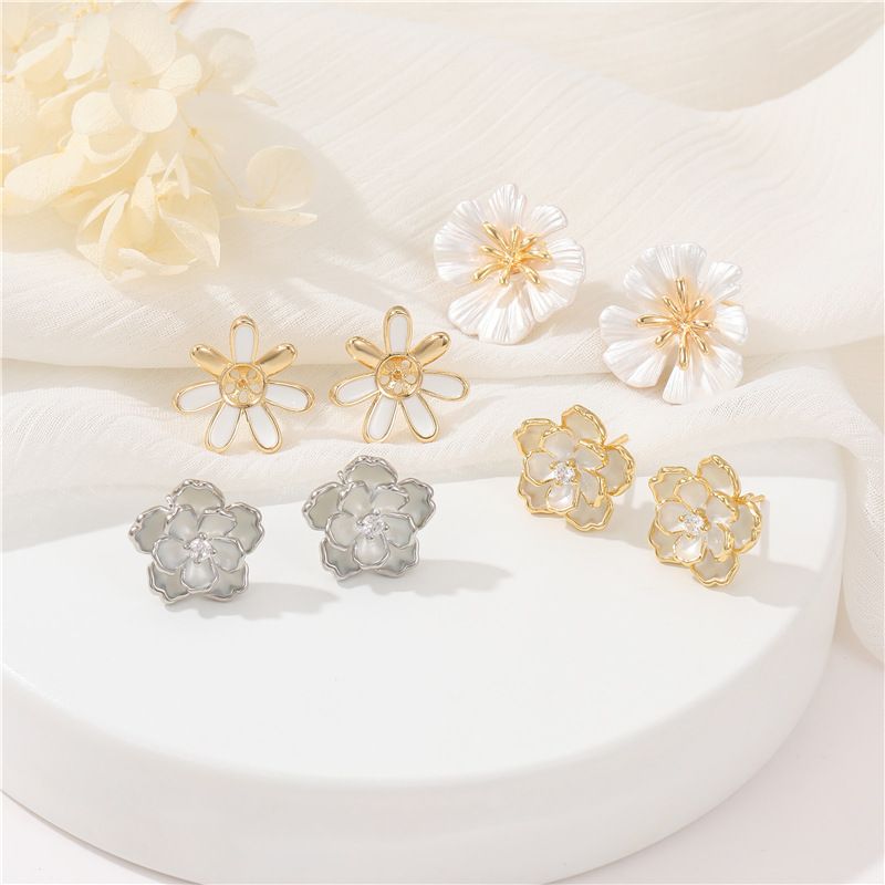 1 Par Estilo Simple Flor Embutido Cobre Diamantes De Imitación Pendientes