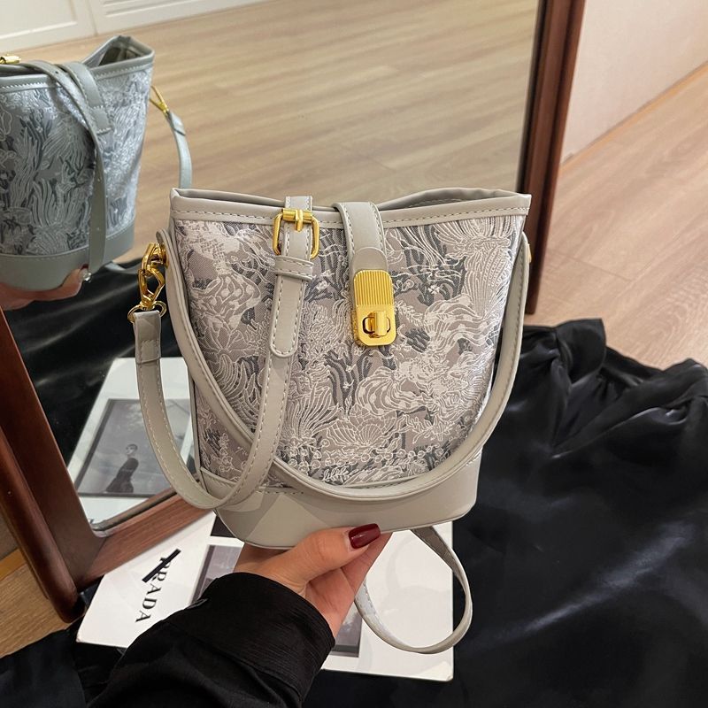 Women's Medium Pu Leather Solid Color Vintage Style Classic Style Sewing Thread Zipper Crossbody Bag