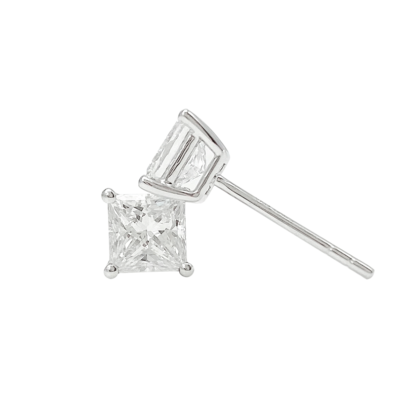 White Diamond Four-Claw Ohr Stecker Mit Einem Paar Von 2 1ct Gesamtgewicht Von 0,85G