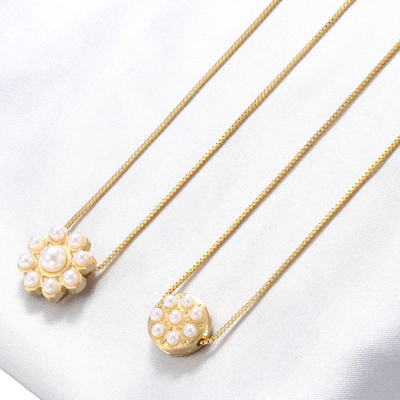 Großhandel Süss Einfacher Stil Runden Blütenblatt Kupfer Inlay 18 Karat Vergoldet Künstliche Perlen Halskette Mit Anhänger