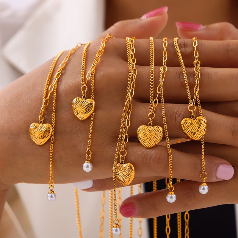 Titan Stahl 18 Karat Vergoldet Elegant Einfacher Stil Überzug Carving Runden Herzform Künstliche Perlen Halskette Mit Anhänger
