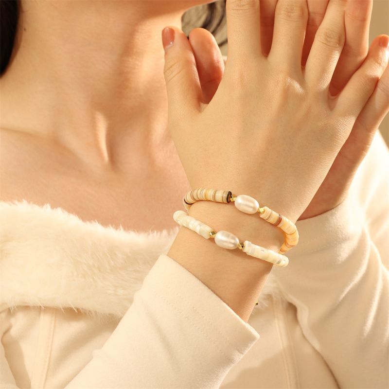Style IG Bohémien Cercle Coquille Perlé Incruster Cristal Artificiel Plaqué Or 18K Femmes Bracelets