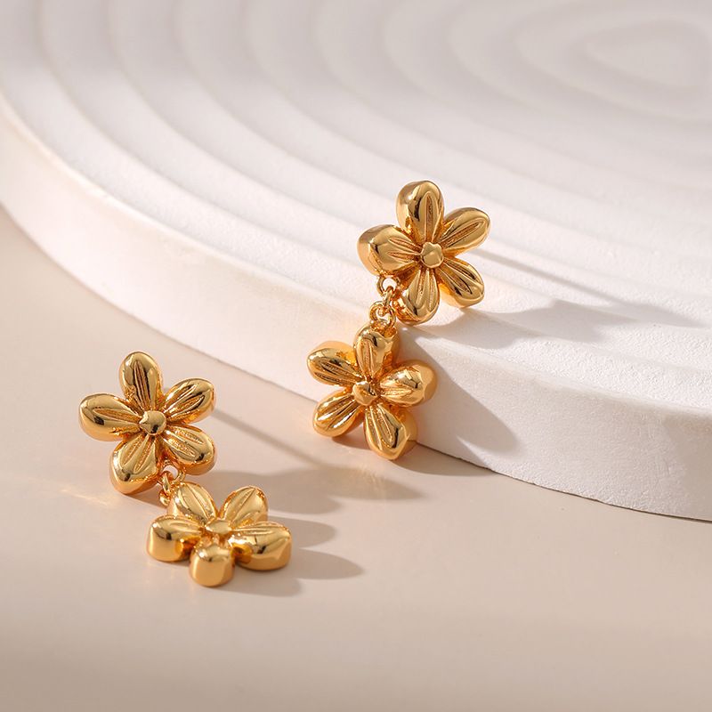 1 Pair Elegant Lady Sweet Geometric Flower Plating Copper 18K Gold Plated Ear Studs