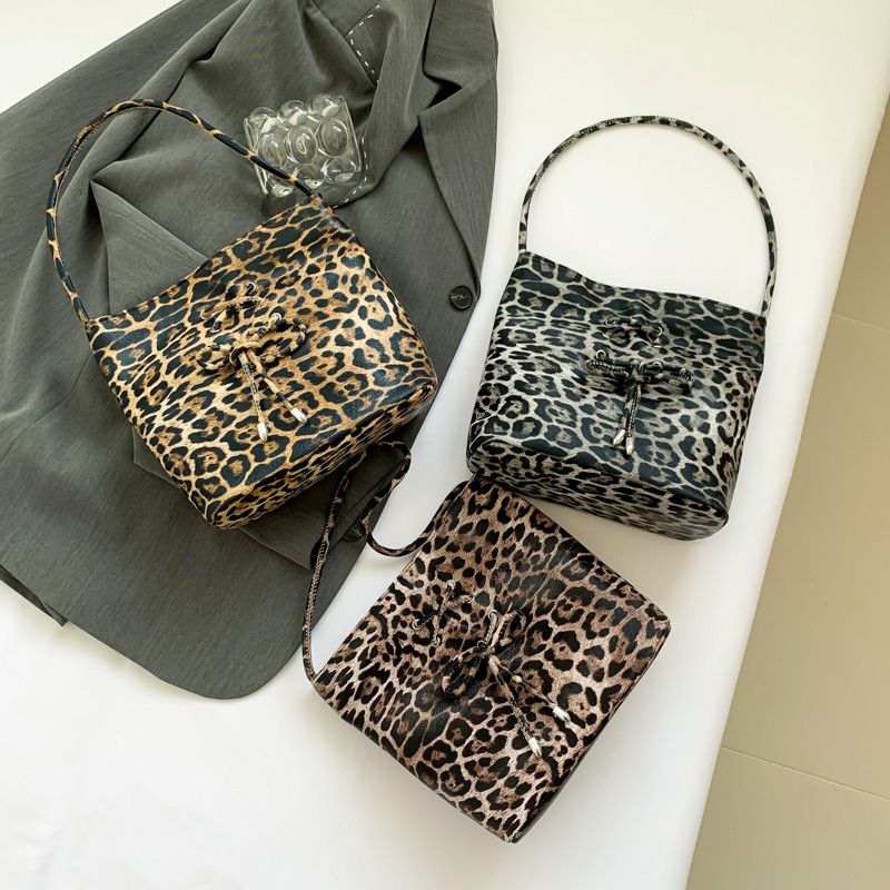 Women's Pu Leather Leopard Punk Sewing Thread Magnetic Buckle Handbag