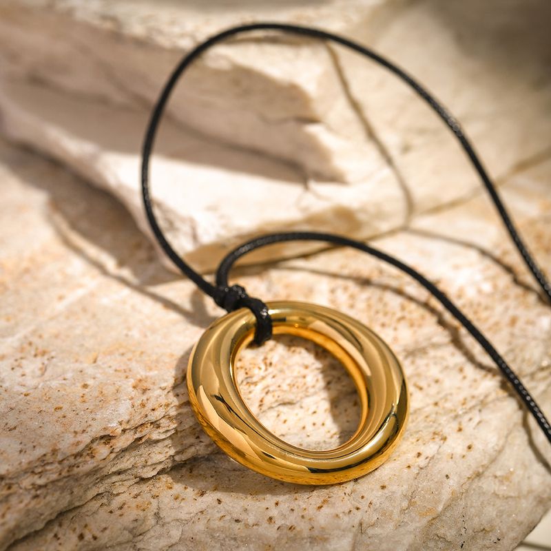 Titan Stahl 18 Karat Vergoldet Einfacher Stil Klassischer Stil Überzug Aushöhlen Runden Halskette Mit Anhänger