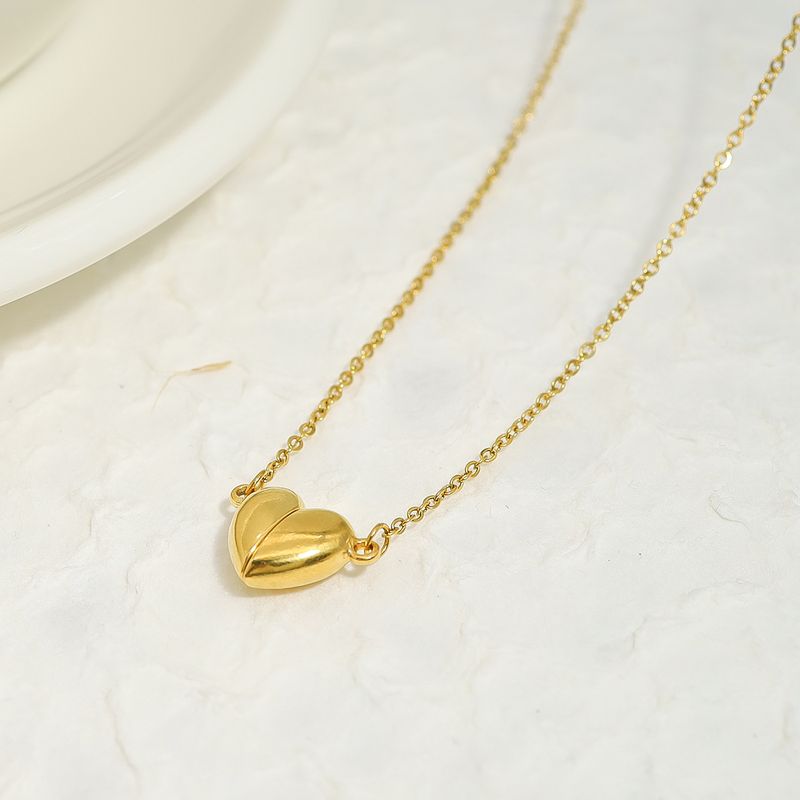Acero Titanio Chapados en oro de 18k Elegante Estilo Moderno Estilo Clásico Forma De Corazón Collar Colgante