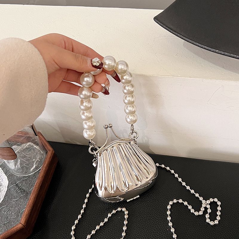 Frau Mini Metall Einfarbig Süß Vintage-Stil Perlen Sperren Kuppeltasche