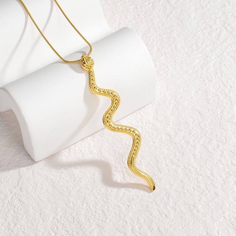 Acero Titanio Chapados en oro de 18k Estilo Simple Enchapado Serpiente Collar Colgante