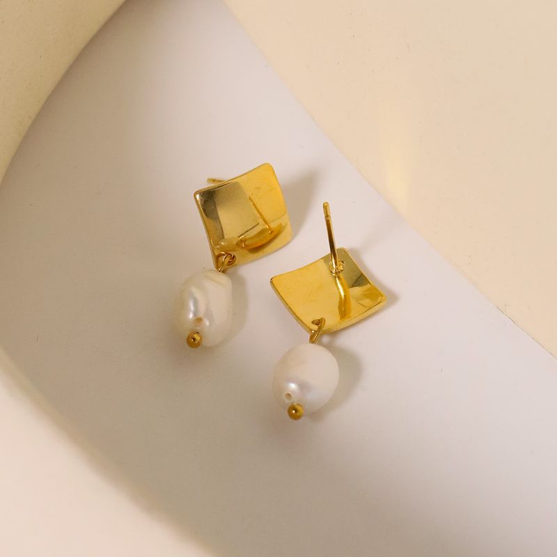 1 Paire Rétro Style Simple Rhombe Perle D'eau Douce Acier Au Titane Plaqué Or 18K Boucles D'oreilles