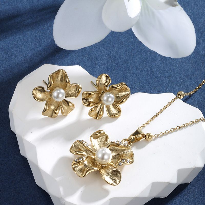 Edelstahl 304 14 Karat Vergoldet IG-Stil Elegant Dame Überzug Inlay Blume Künstliche Perlen Ohrringe Halskette Schmuck-Set