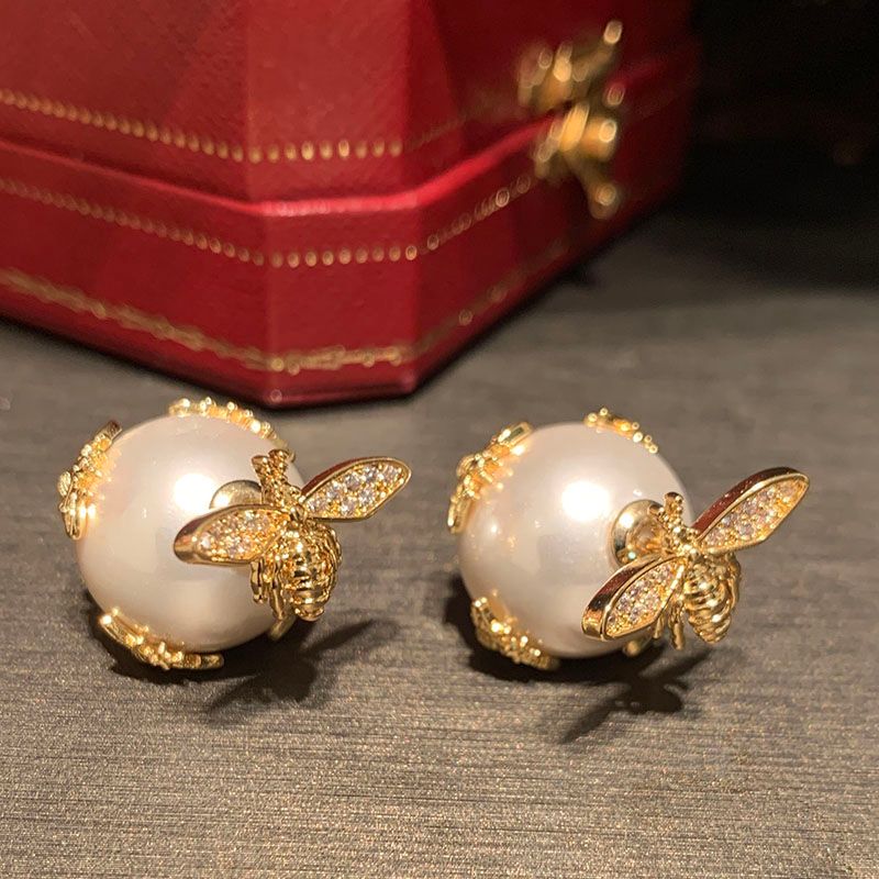 1 Paar Einfacher Stil Glänzend Biene Aushöhlen Inlay Paillette Messing Künstliche Perlen Zirkon Vergoldet Ohrstecker