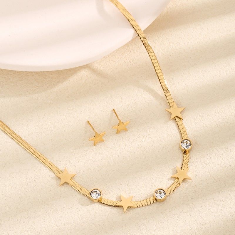 Acero Titanio Chapados en oro de 18k Casual Estilo Simple Embutido Estrella Diamantes De Imitación Artificiales Conjunto De Joyas