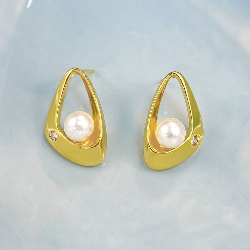 1 Pair Simple Style Shiny Triangle Hollow Out Inlay Copper Artificial Pearls Zircon 18K Gold Plated Ear Studs