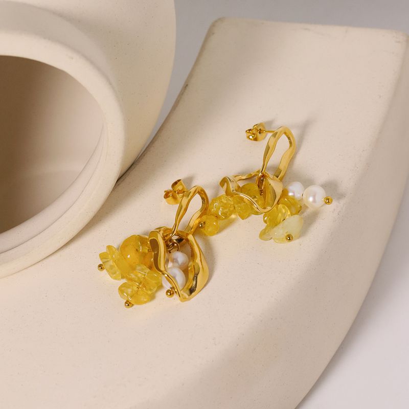 1 Par Estilo Simple Estilo Clásico Flor Enchapado Embutido Acero Titanio Perla Chapados en oro de 18k Aretes