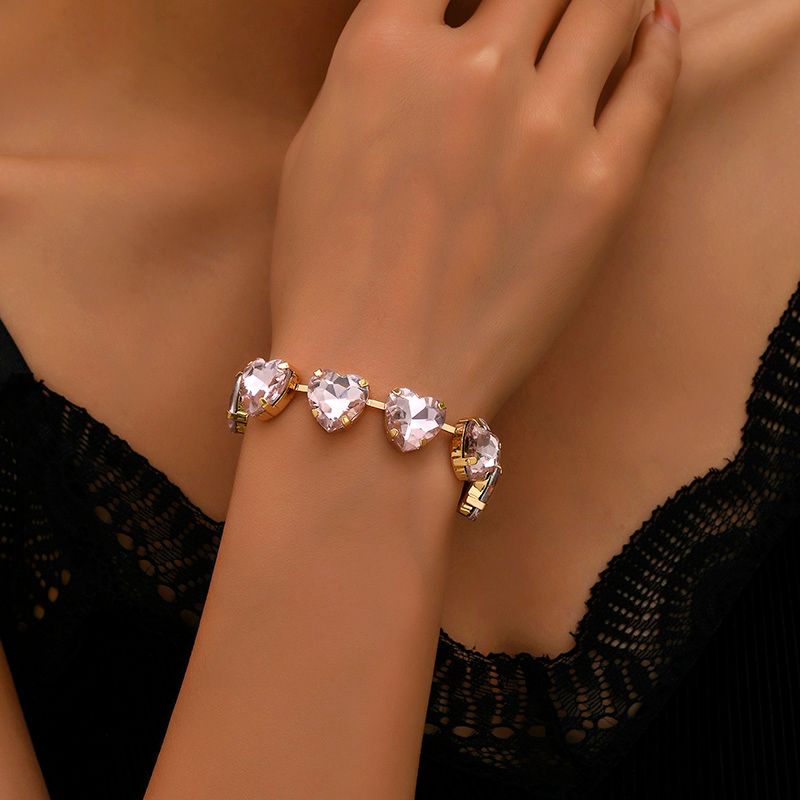 Estilo Simple Brillante Forma De Corazón Aleación Embutido Diamantes De Imitación Mujeres Pulsera