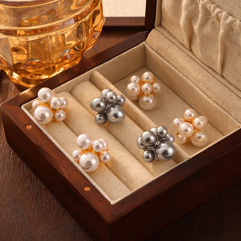1 Pair Elegant Simple Style Solid Color Plating Inlay Artificial Pearl Brass Artificial Pearls 18K Gold Plated Ear Studs