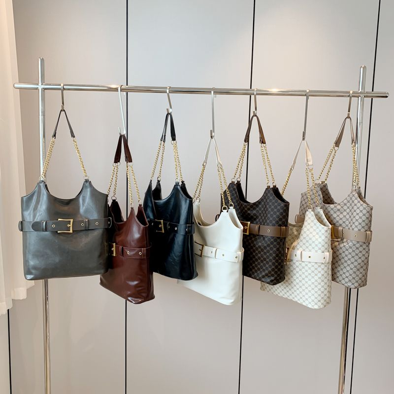 Women's Medium Pu Leather Solid Color Streetwear Zipper Shoulder Bag