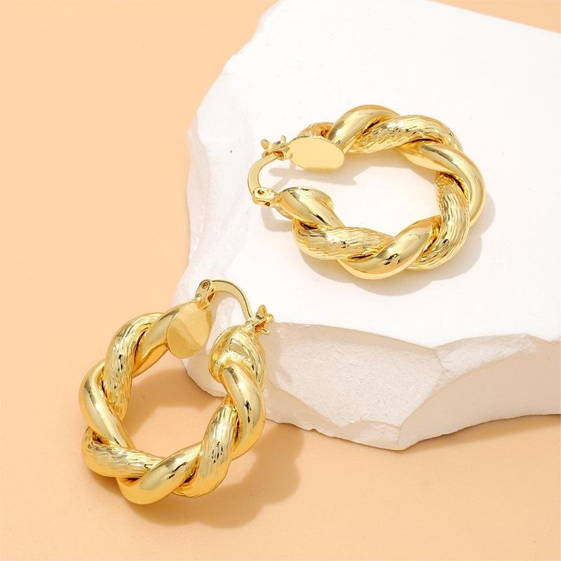 1 Par Elegante Estilo Clásico Giro Enchapado Cobre Chapados en oro de 18k Aretes