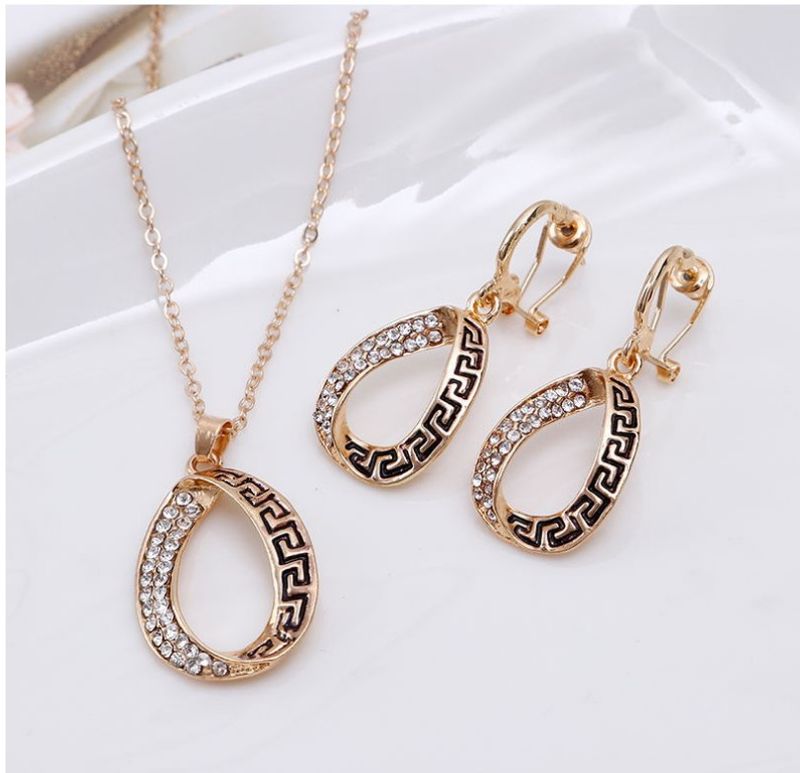 Fashion Geometric Alloy Hollow Out Artificial Rhinestones Earrings Necklace 1 Set