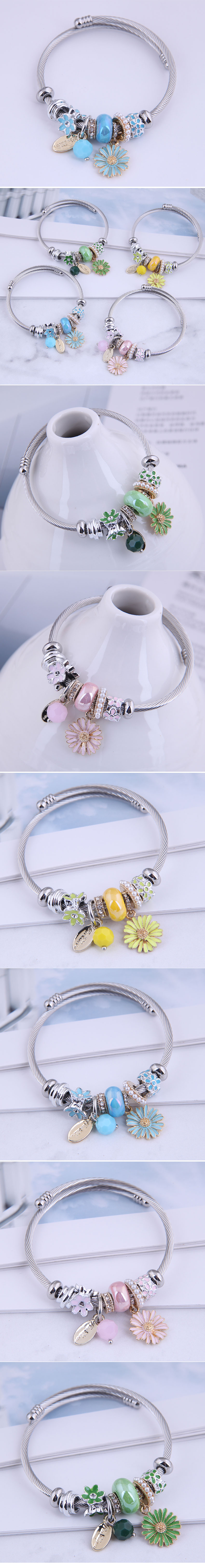 Fashion Metal Simple Daisy Bracelet display picture 1