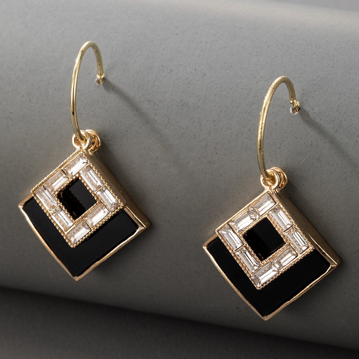 New Simple Black Geometric Square Earrings display picture 5