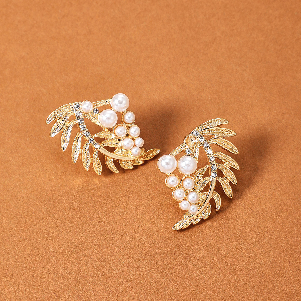 Diamond-studded Pearl Leaf Earrings display picture 1