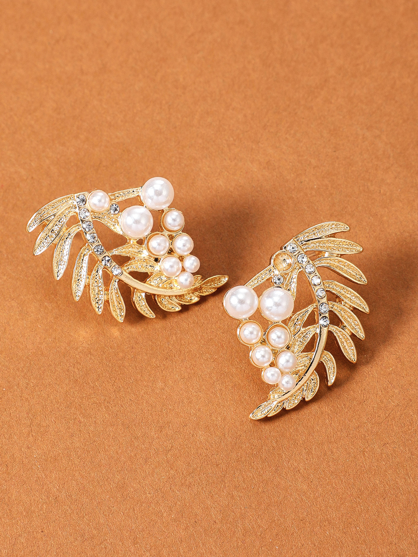 Diamond-studded Pearl Leaf Earrings display picture 2